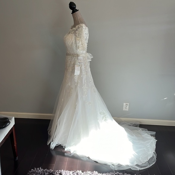David’s bridal white wedding dress never used size 9. Comes with veil and belt - Picture 6 of 16